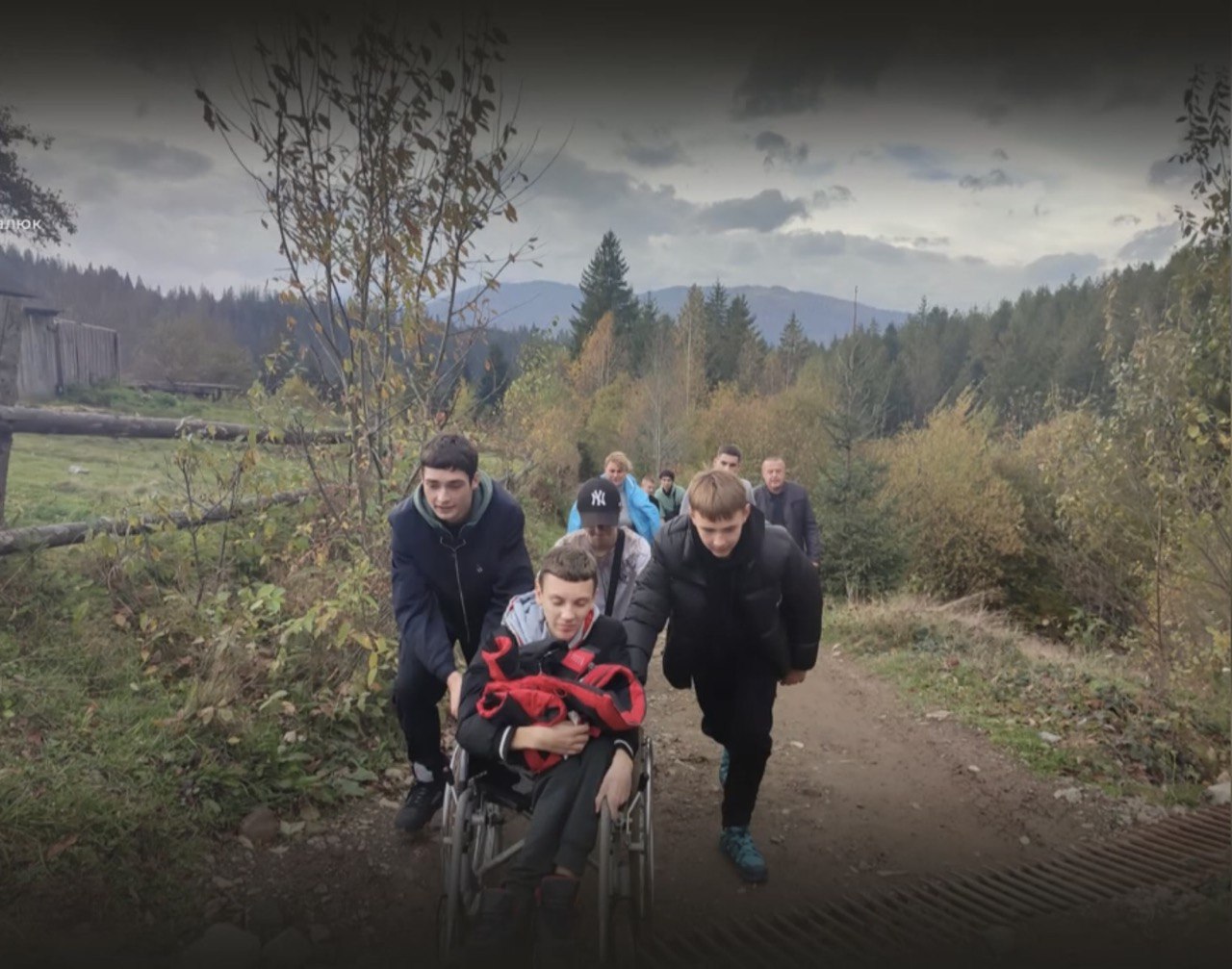 На Волині діти на руках винесли однокласника на гору в Карпатах, щоб здійснити його мрію